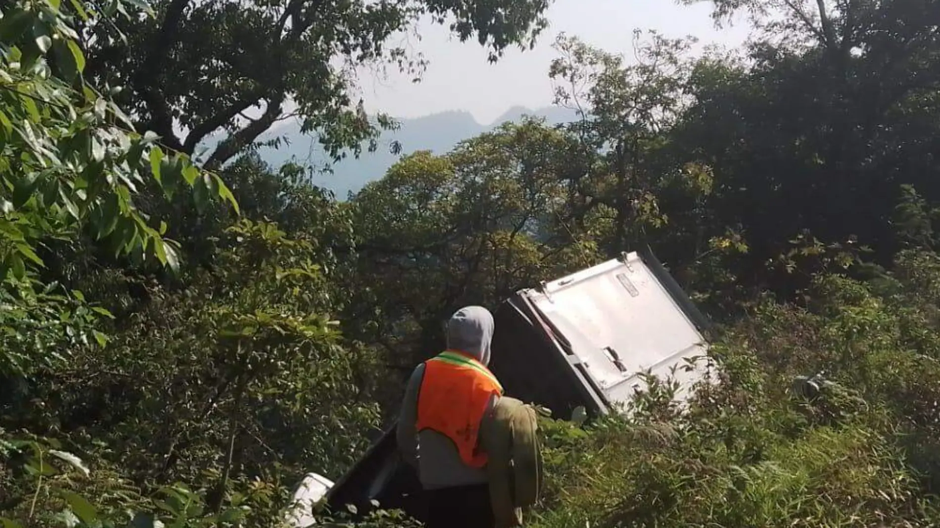 Camioneta se salió de carretera Tlapacoyan